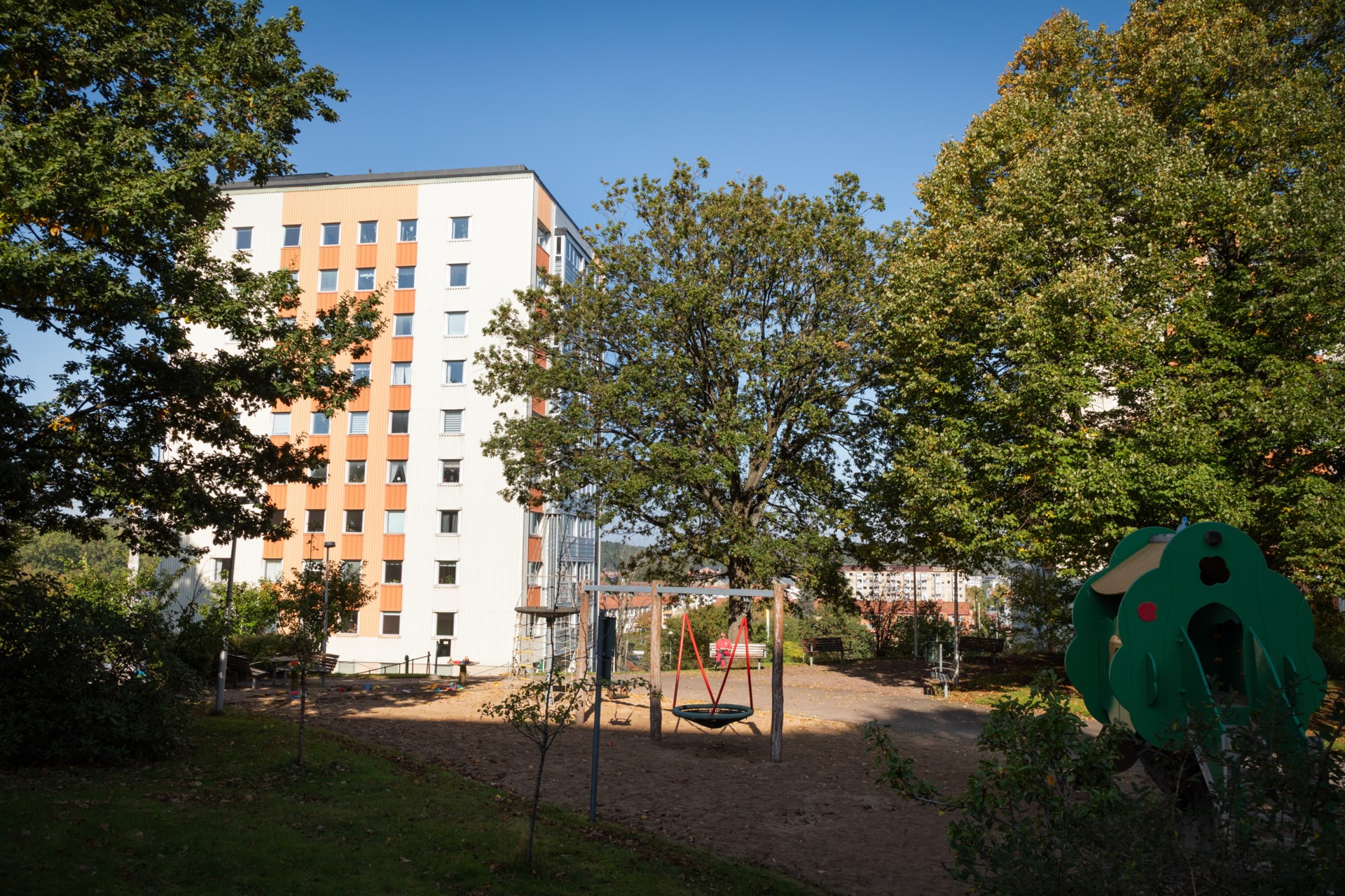 Renoverad trea högst upp med inglasad västerbalkong och vidsträckt utsikt