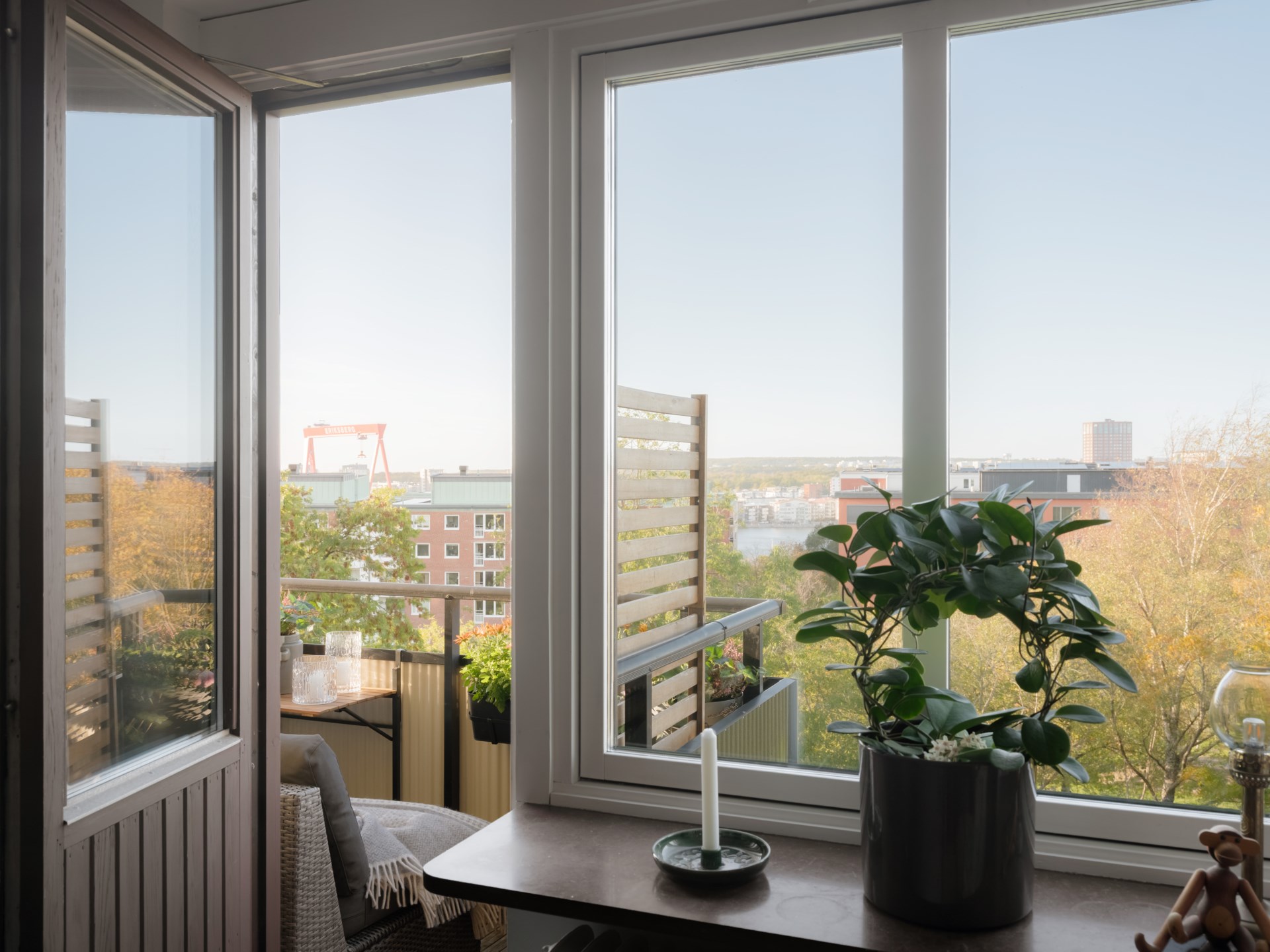 Ljus funkistvåa med balkong och fri utsikt – möjlighet till parkeringsplats!