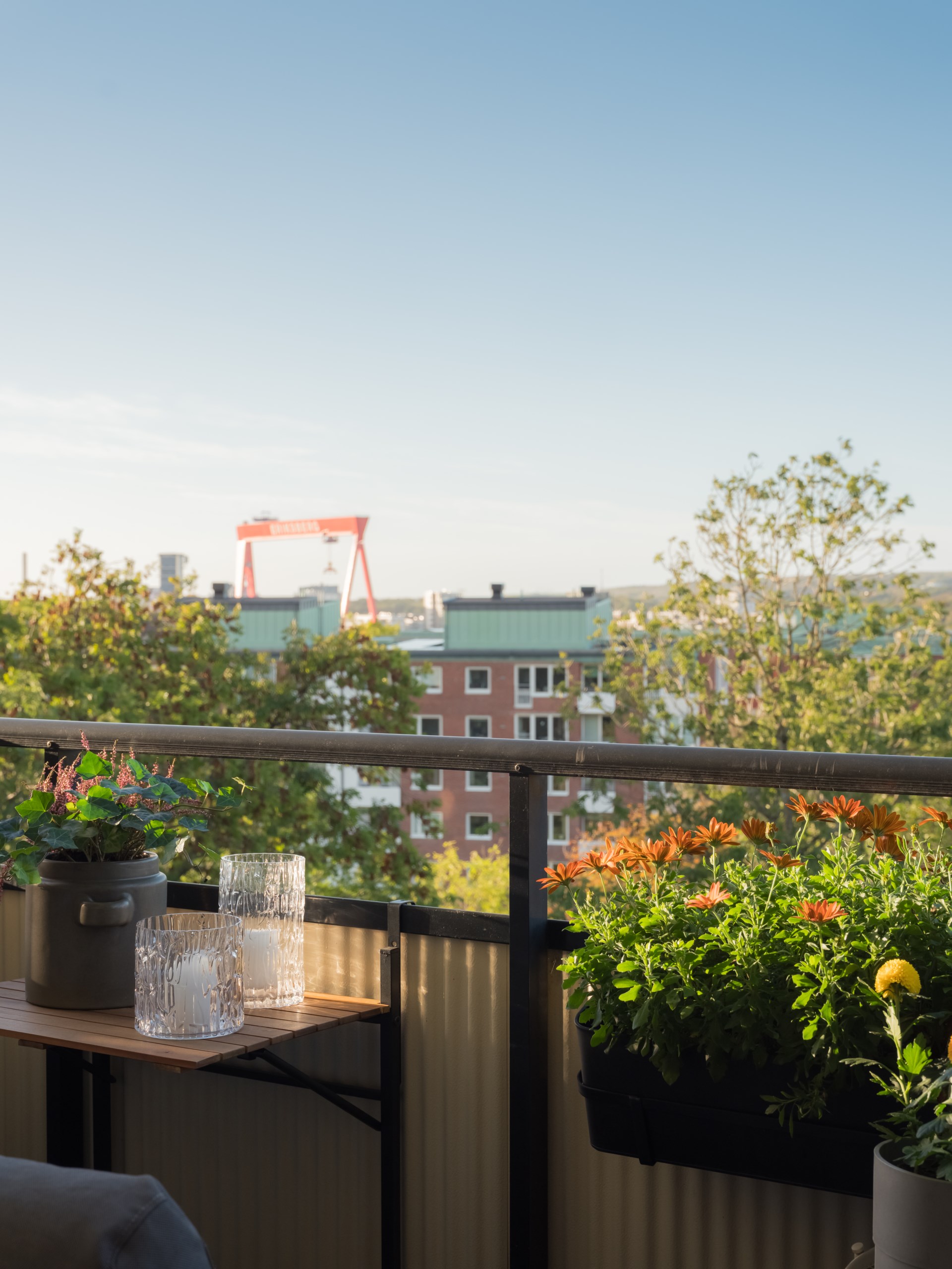 Ljus funkistvåa med balkong och fri utsikt – möjlighet till parkeringsplats!