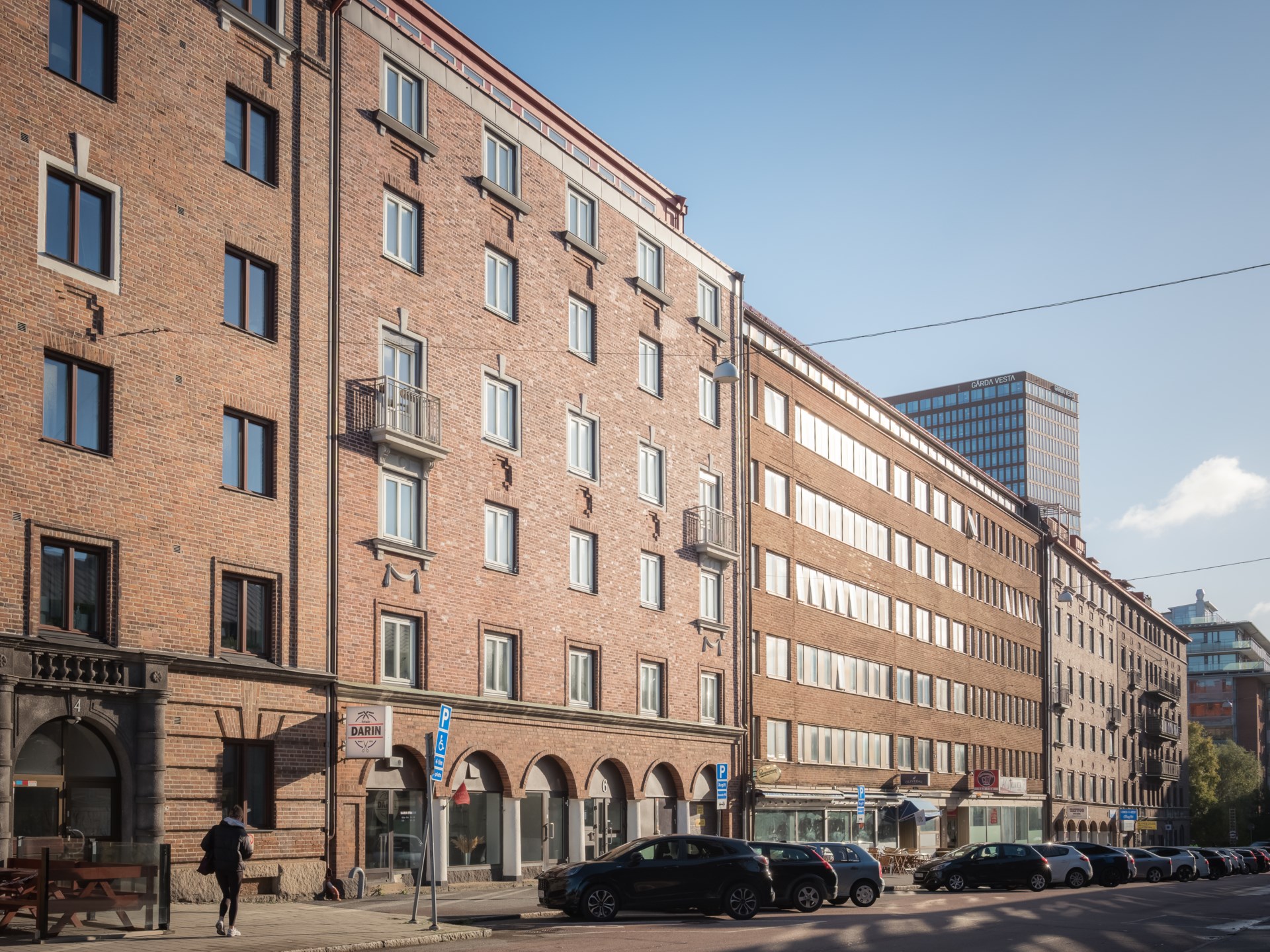 Tjugotals tvåa med fina detaljer och fönster i två väderstreck