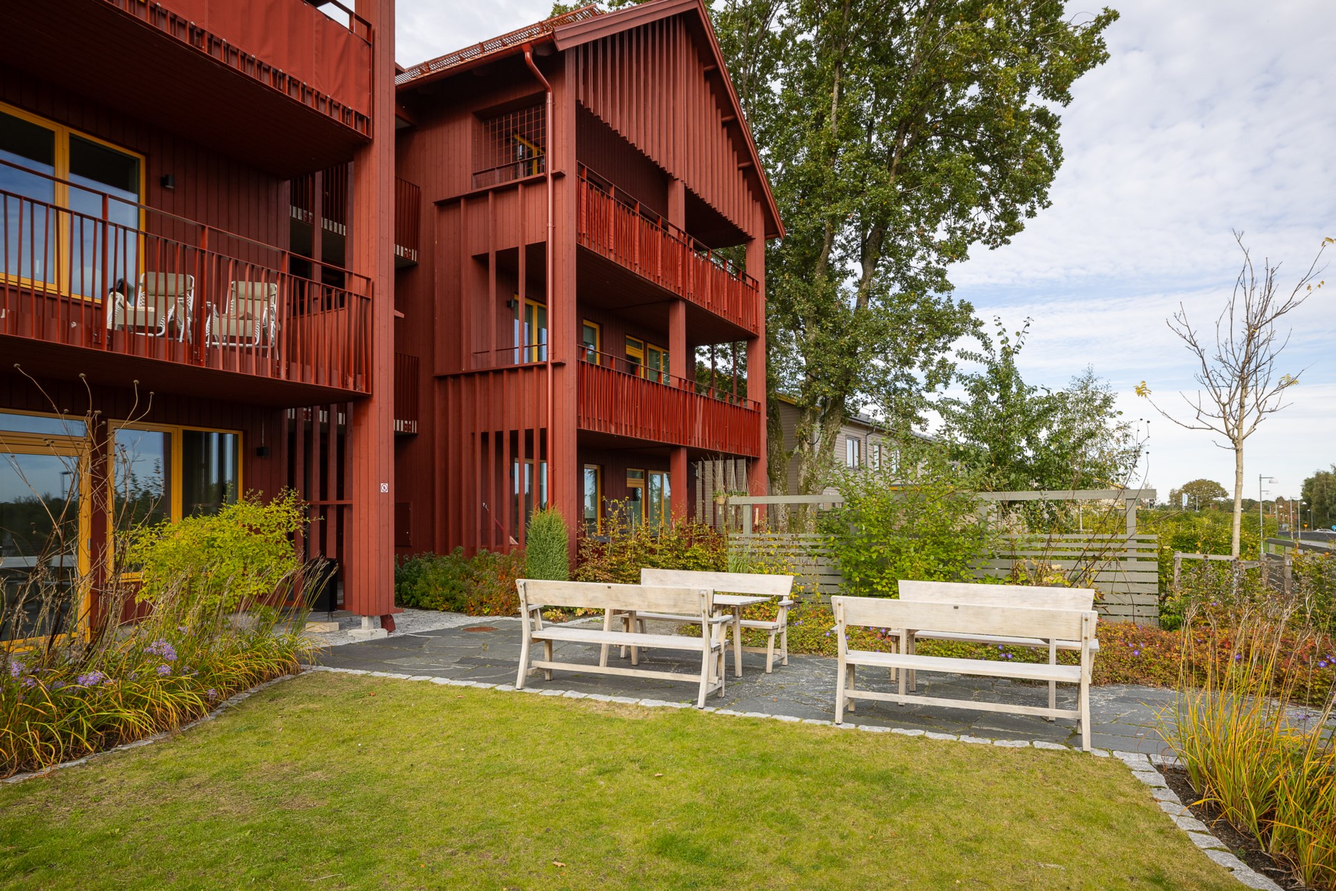 Harmonisk fyrarummare nära naturen där estetik och funktion går hand i hand