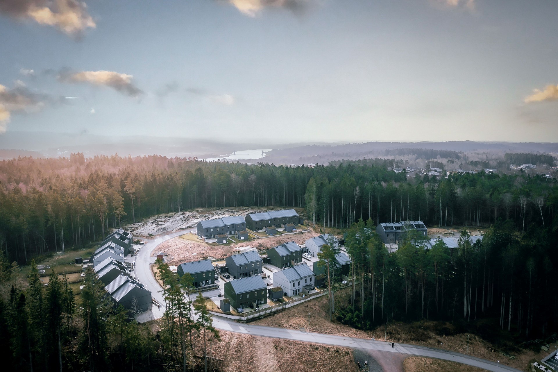 Ljus hörntrea i skogskanten med balkong om hela 18 kvm