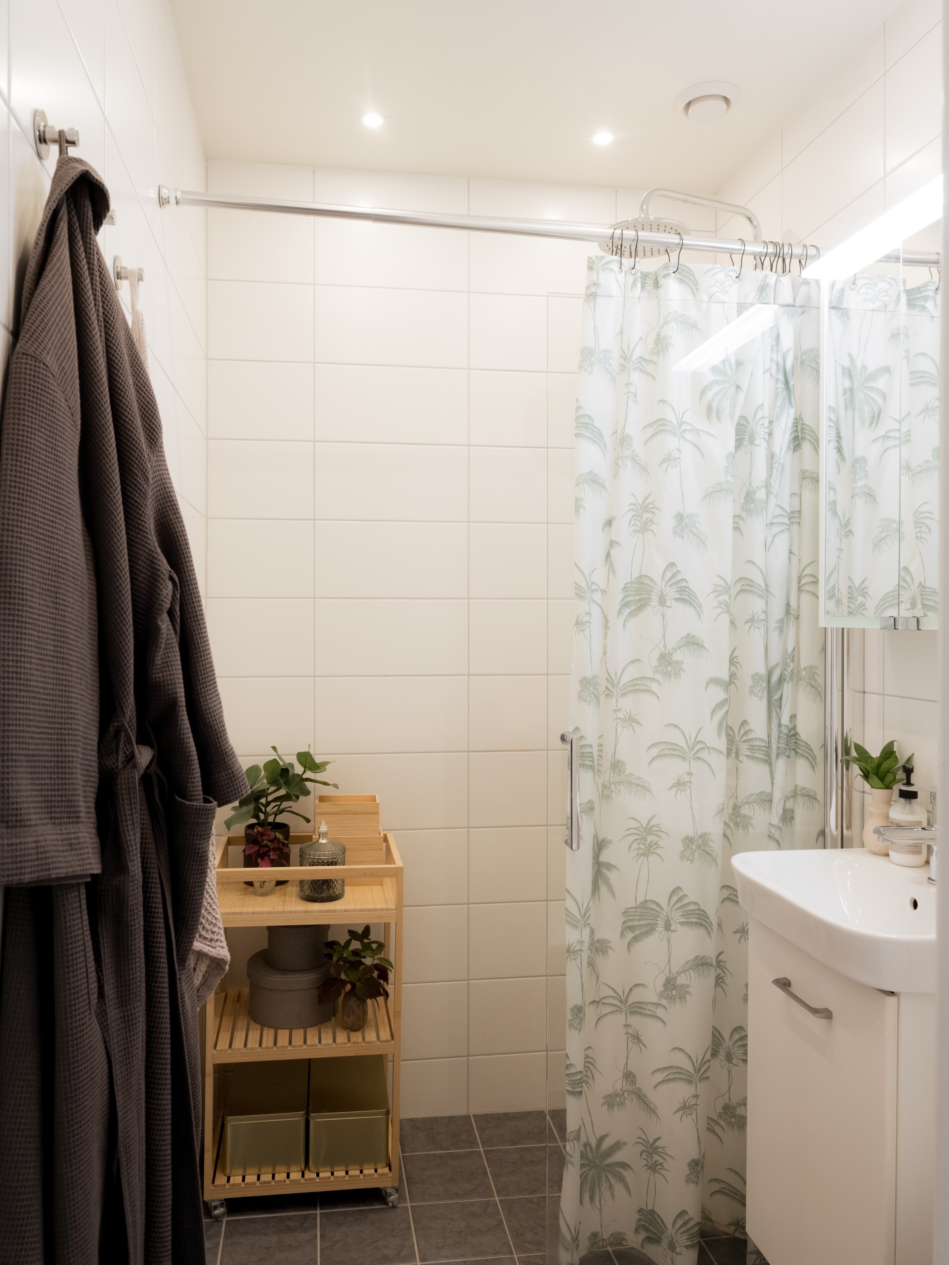 Ljus funkistvåa med balkong och fri utsikt – möjlighet till parkeringsplats!
