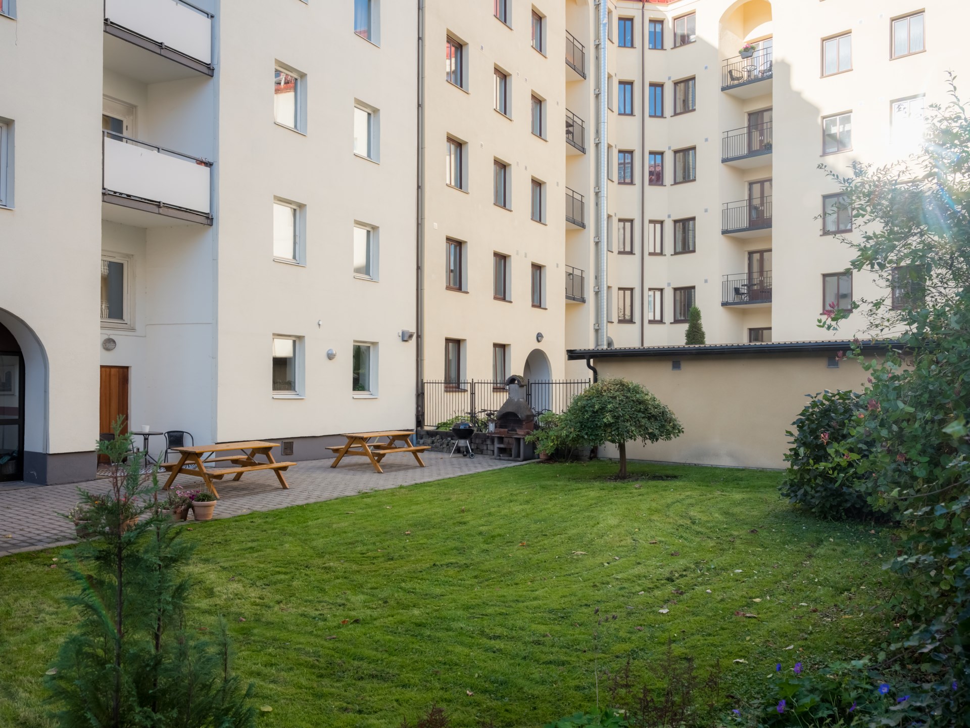Tjugotals tvåa med fina detaljer och fönster i två väderstreck