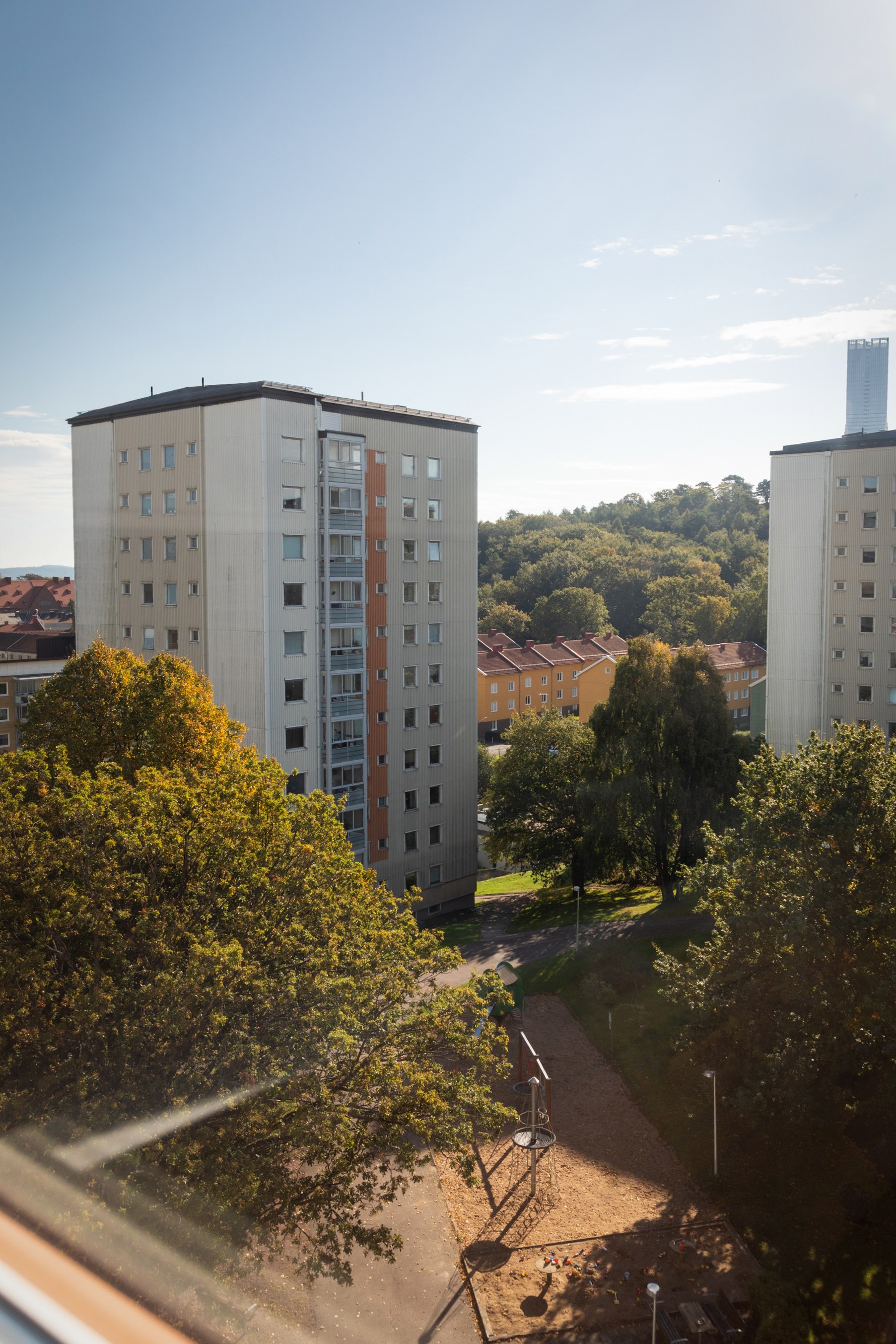Renoverad trea högst upp med inglasad västerbalkong och vidsträckt utsikt