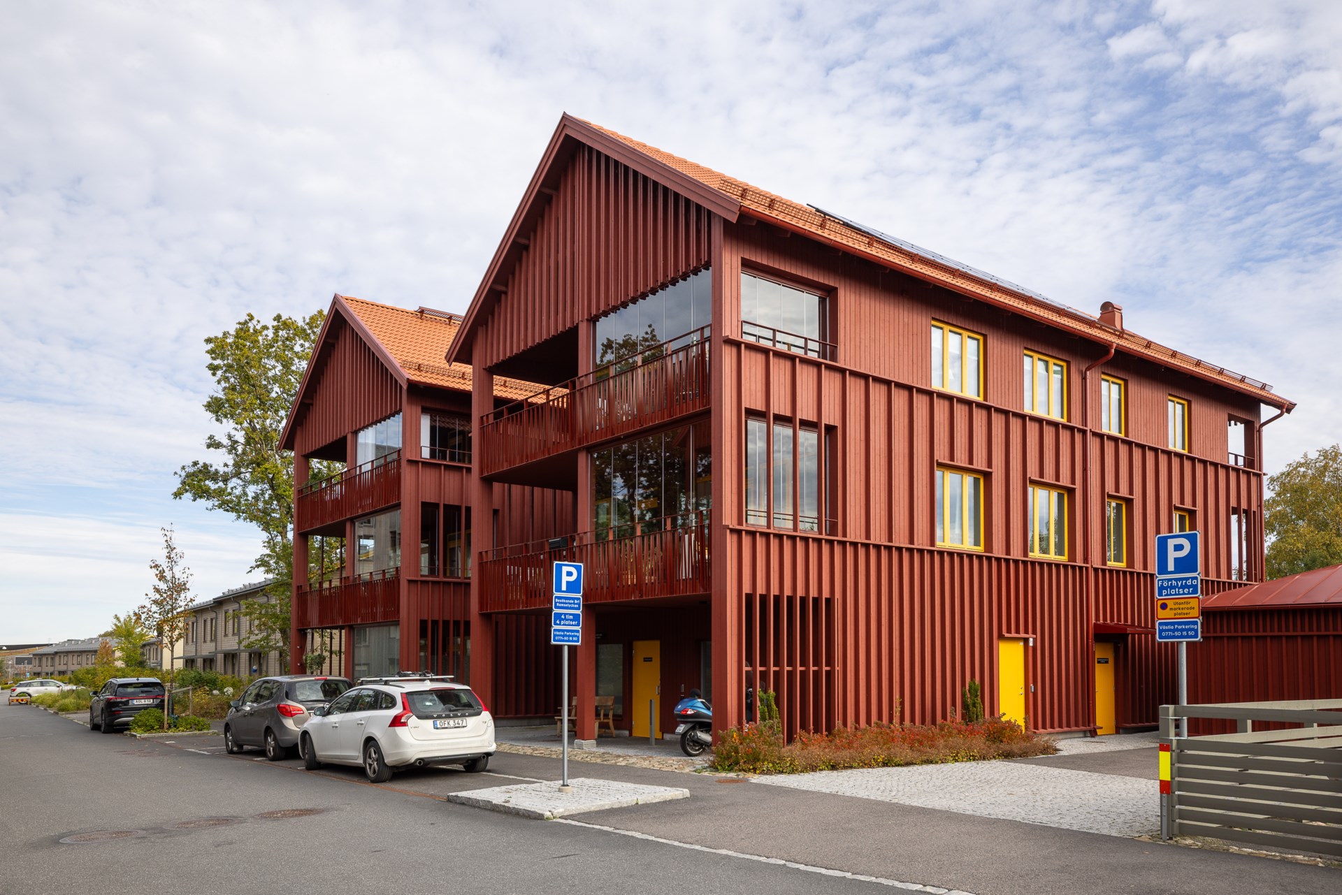 Harmonisk fyrarummare nära naturen där estetik och funktion går hand i hand