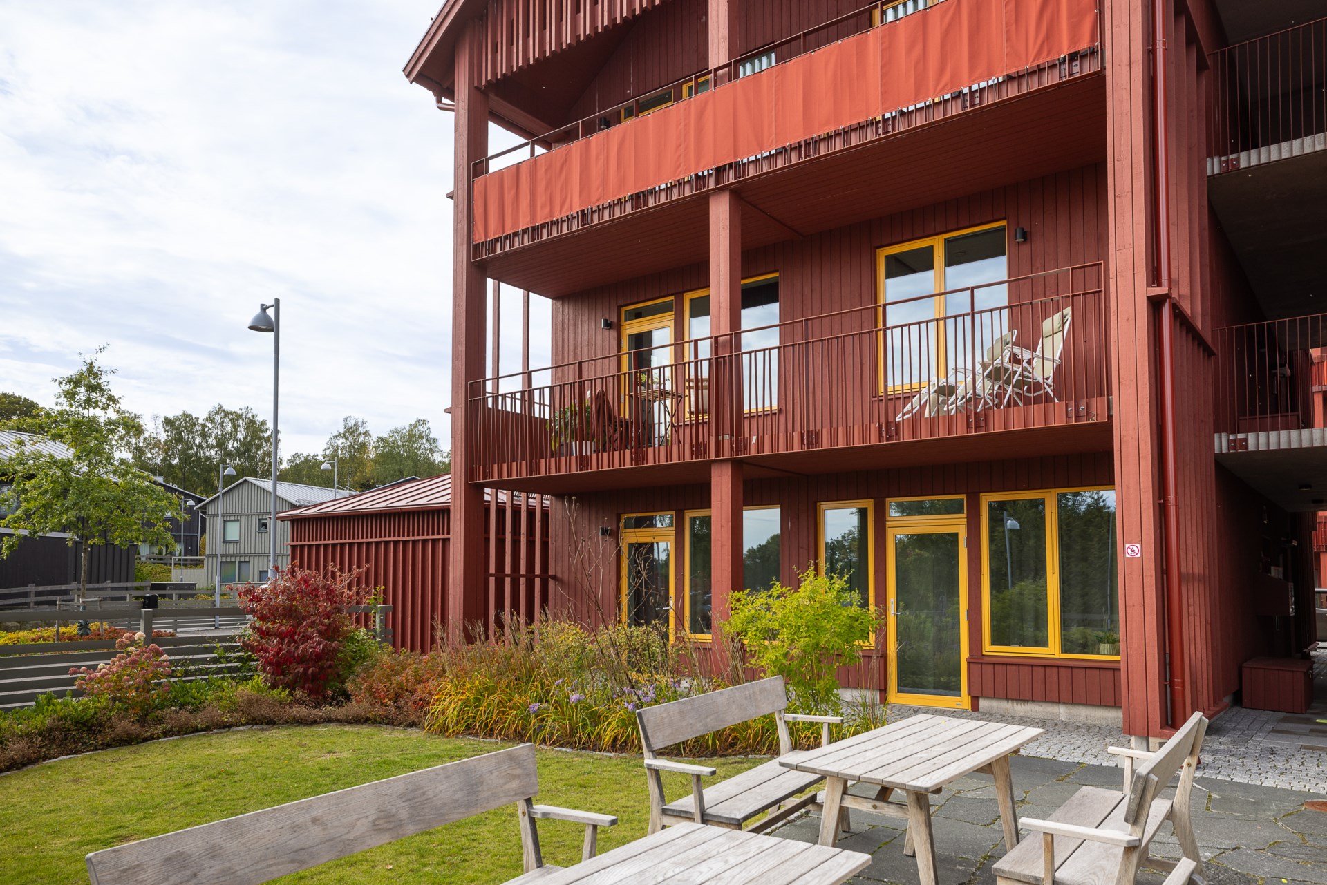 Harmonisk fyrarummare nära naturen där estetik och funktion går hand i hand