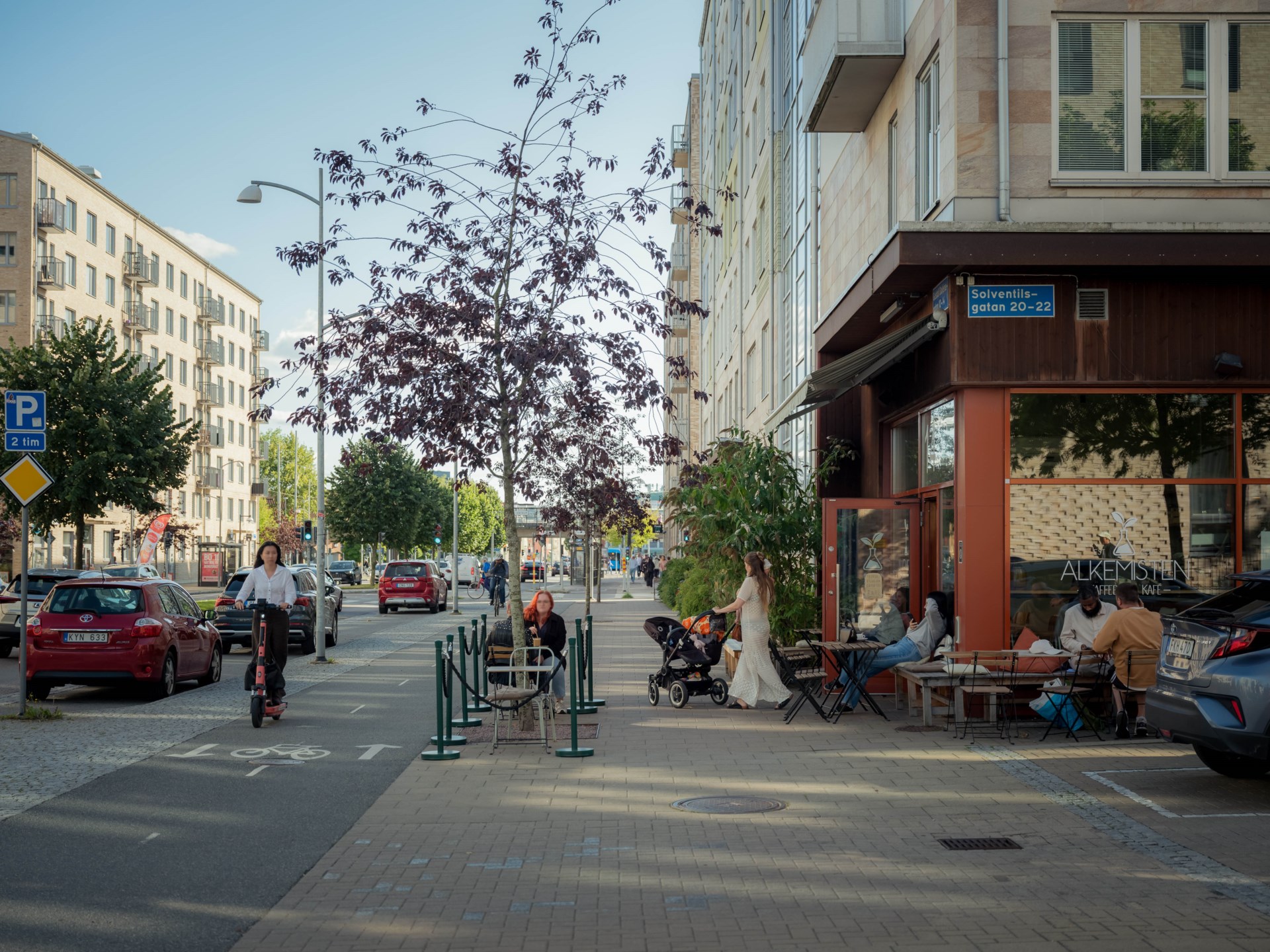 Renoverad trea högst upp med inglasad västerbalkong och vidsträckt utsikt