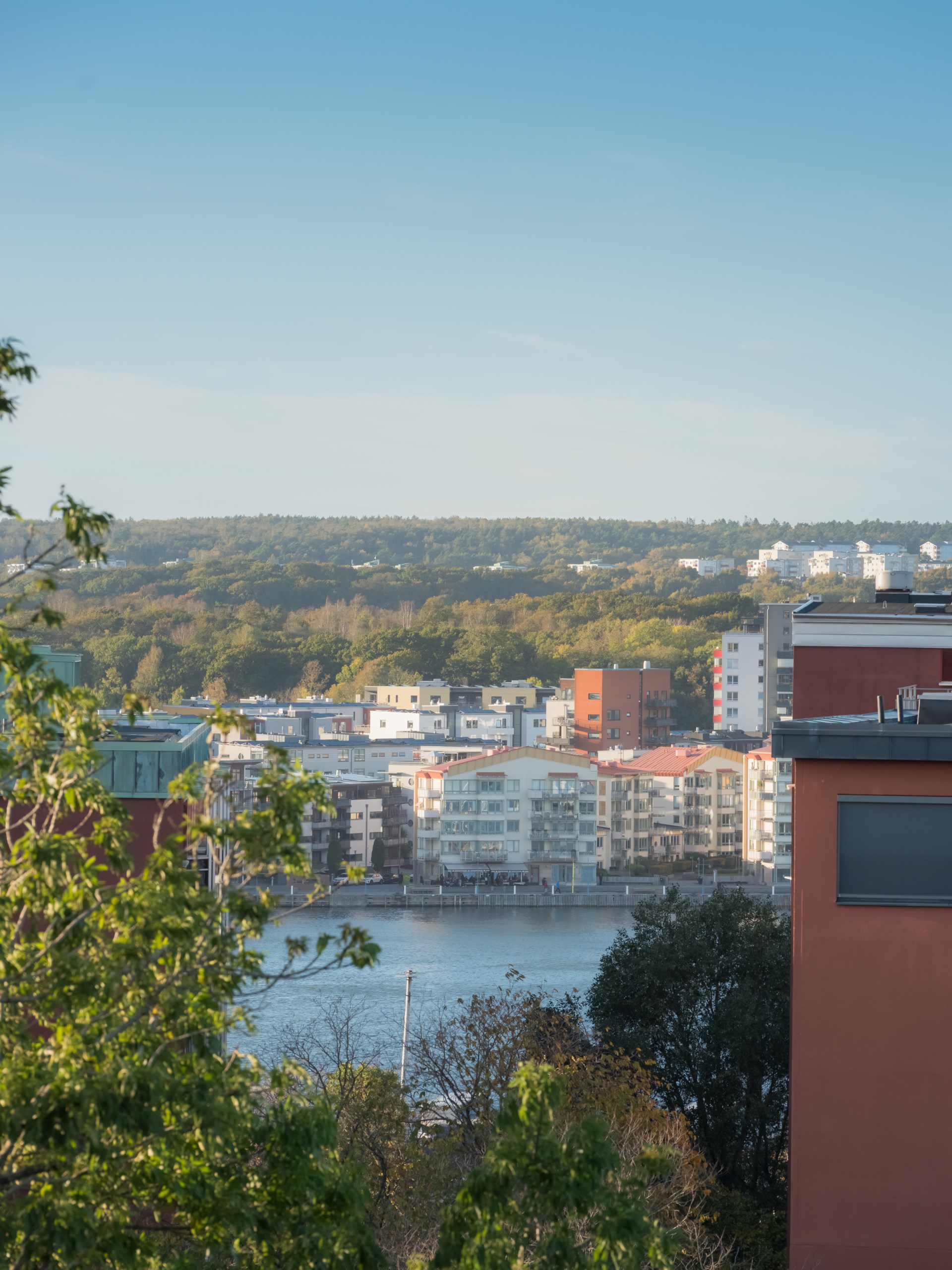 Ljus funkistvåa med balkong och fri utsikt – möjlighet till parkeringsplats!