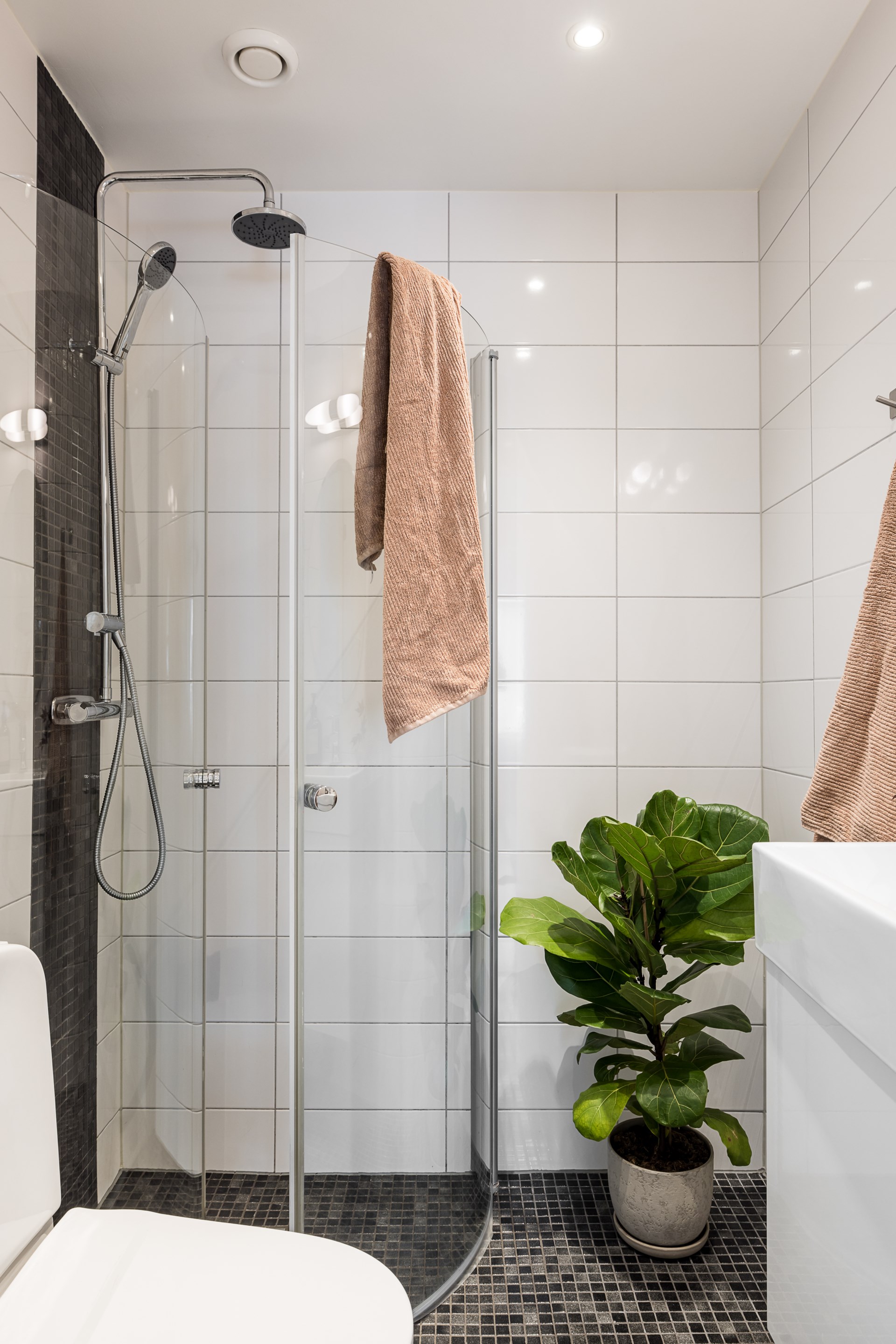 Vackert renoverad bostad med balkong i bästa solläge!