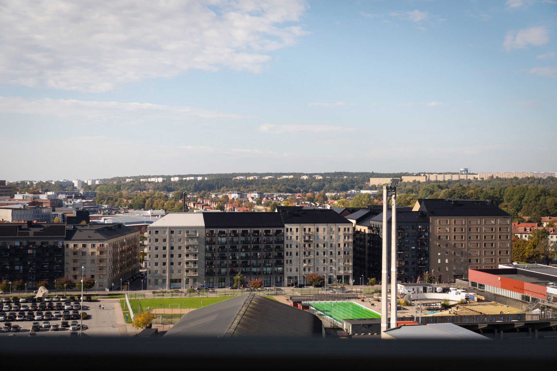 Renoverad trea högst upp med inglasad västerbalkong och vidsträckt utsikt