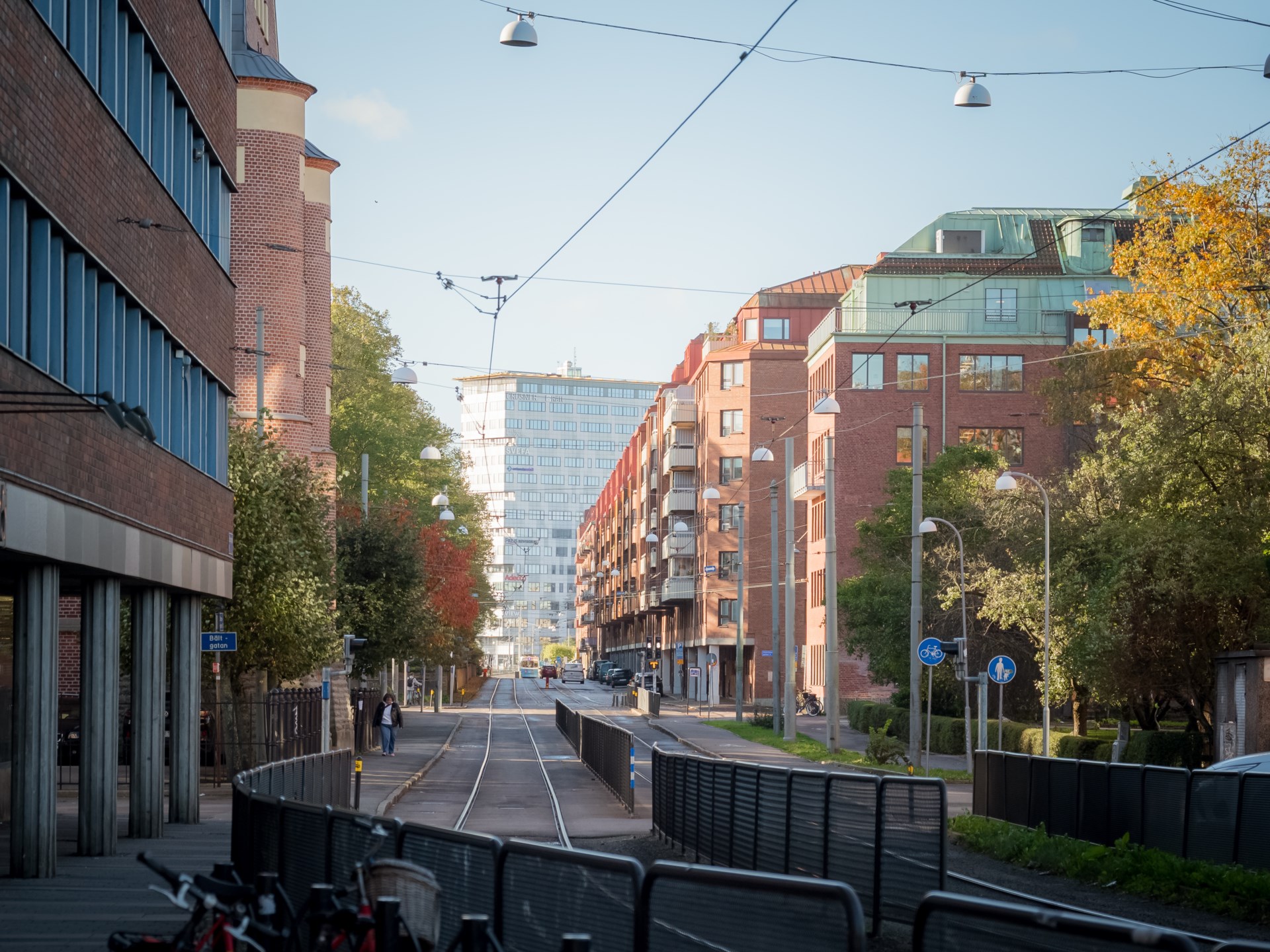 Tjugotals tvåa med fina detaljer och fönster i två väderstreck